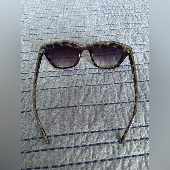 Loft Oversized Throwin’ Shade Sunglasses Gray/Black Tortoise - Picture 4 of 8